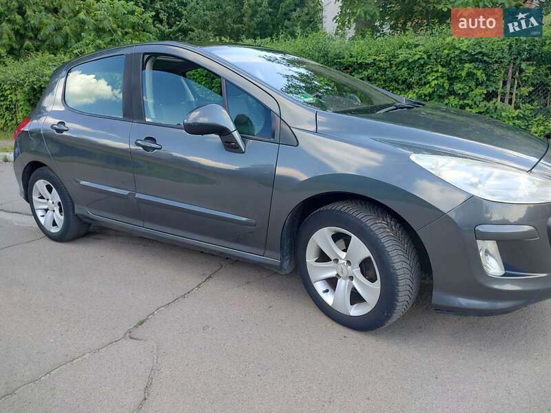 Хэтчбек Peugeot 308 2009 в Остроге