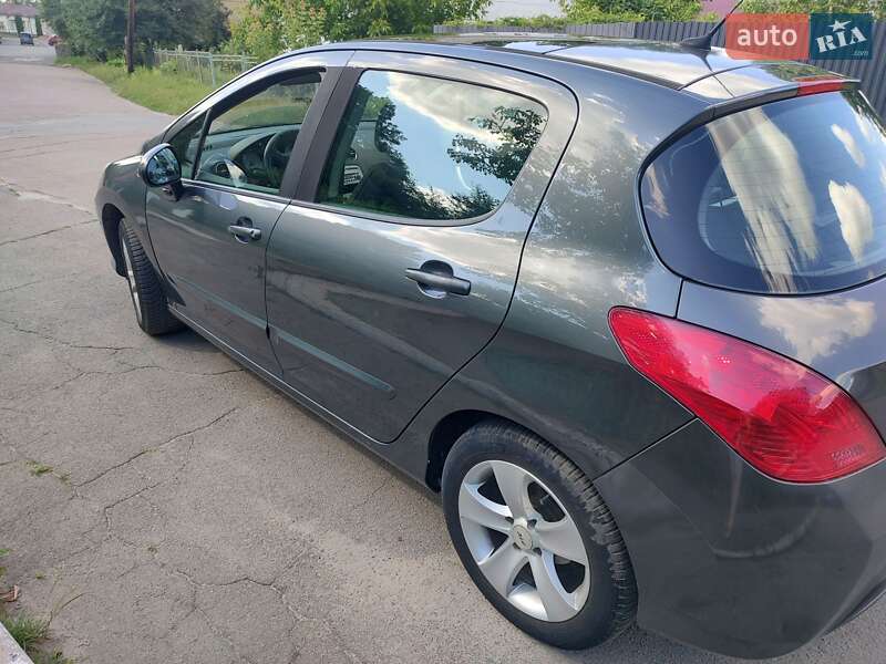 Хэтчбек Peugeot 308 2009 в Остроге