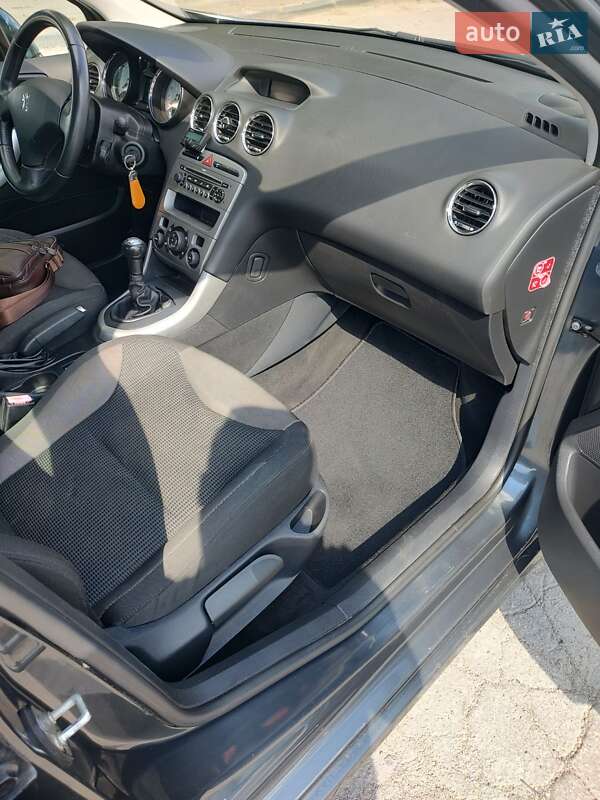 Хэтчбек Peugeot 308 2009 в Остроге