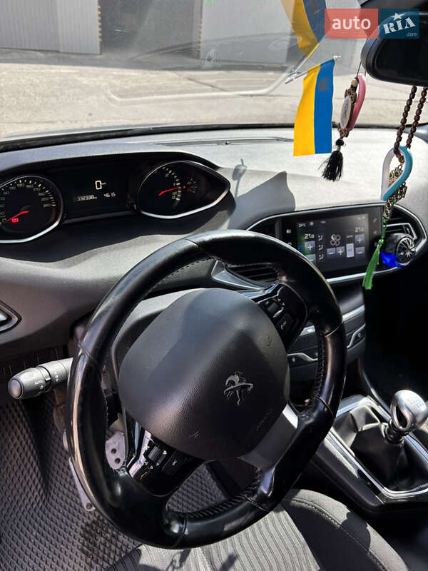 Универсал Peugeot 308 2015 в Остроге