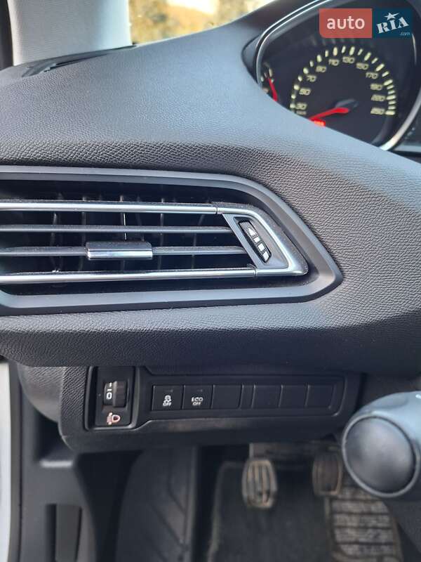 Универсал Peugeot 308 2015 в Дубно