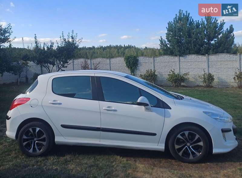 Хэтчбек Peugeot 308 2010 в Киеве