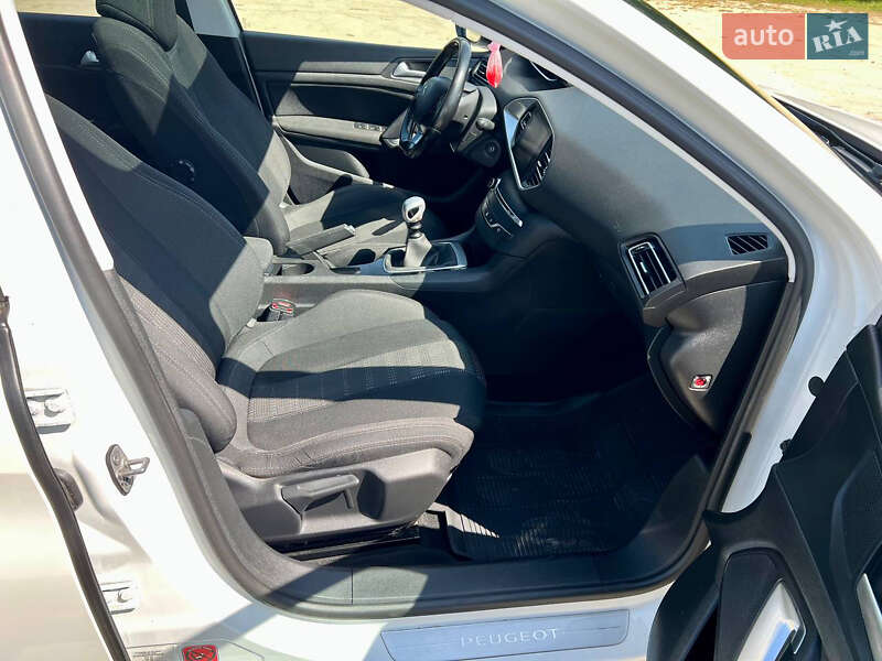 Универсал Peugeot 308 2015 в Шумске