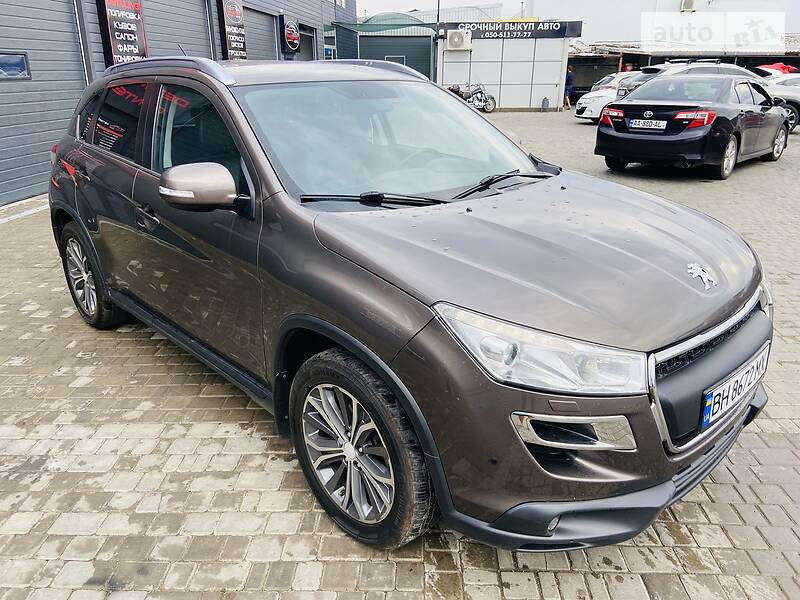 Позашляховик / Кросовер Peugeot 4008 2012 в 