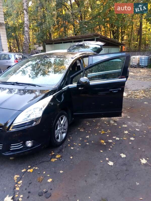 Мінівен Peugeot 5008 2012 в Києві