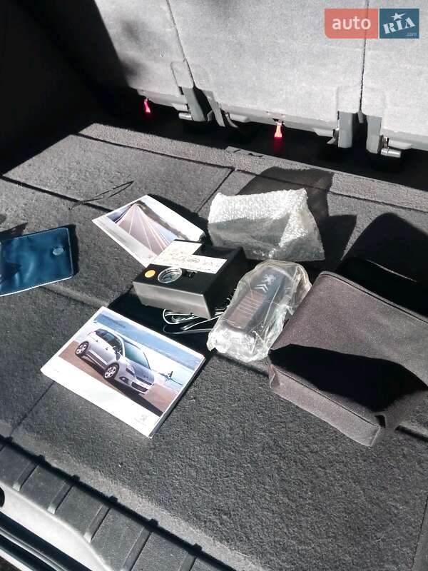 Мінівен Peugeot 5008 2012 в Києві