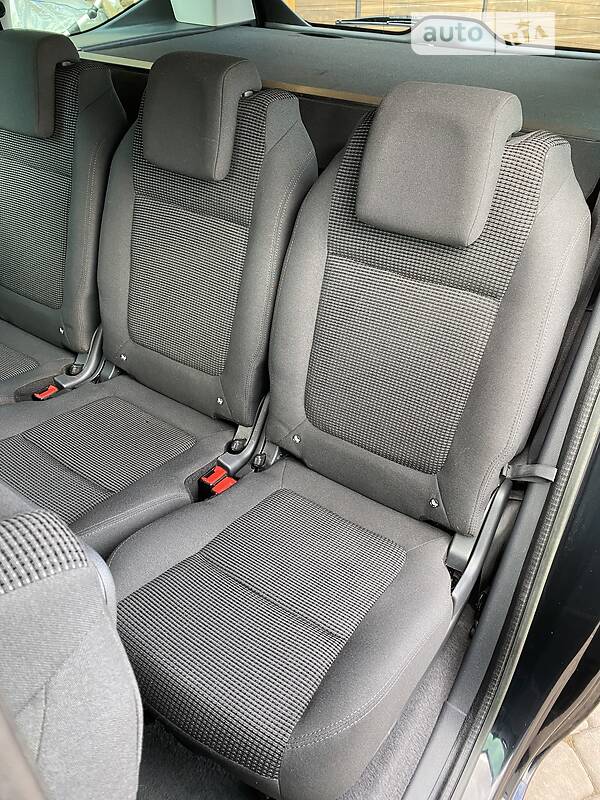 Мінівен Peugeot 5008 2012 в Чернівцях