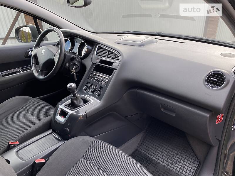 Мінівен Peugeot 5008 2012 в Чернівцях