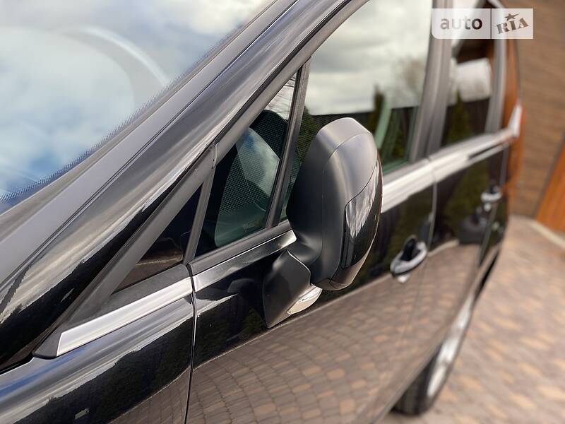 Мінівен Peugeot 5008 2012 в Чернівцях