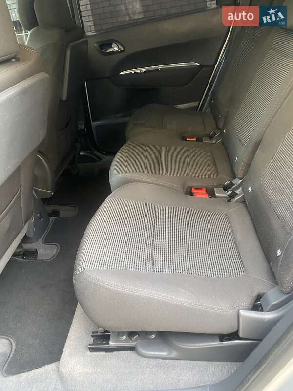 Мікровен Peugeot 5008 2011 в Стрию