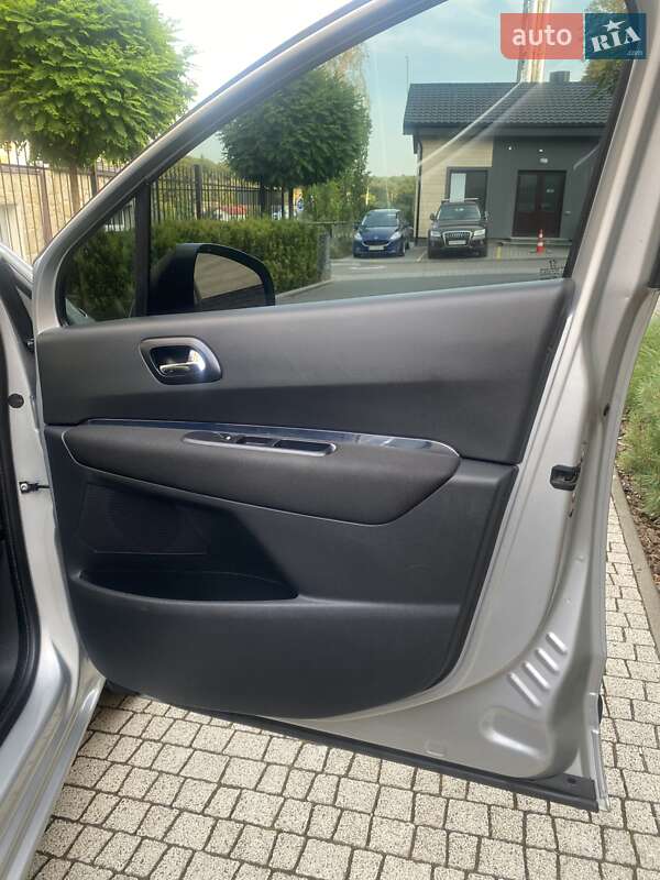 Мікровен Peugeot 5008 2011 в Стрию