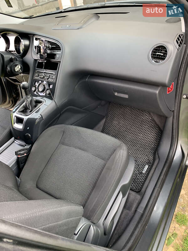 Микровэн Peugeot 5008 2011 в Старом Самборе