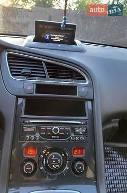 Мікровен Peugeot 5008 2013 в Стрию