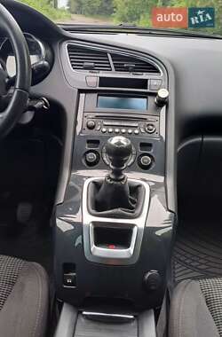 Микровэн Peugeot 5008 2011 в 