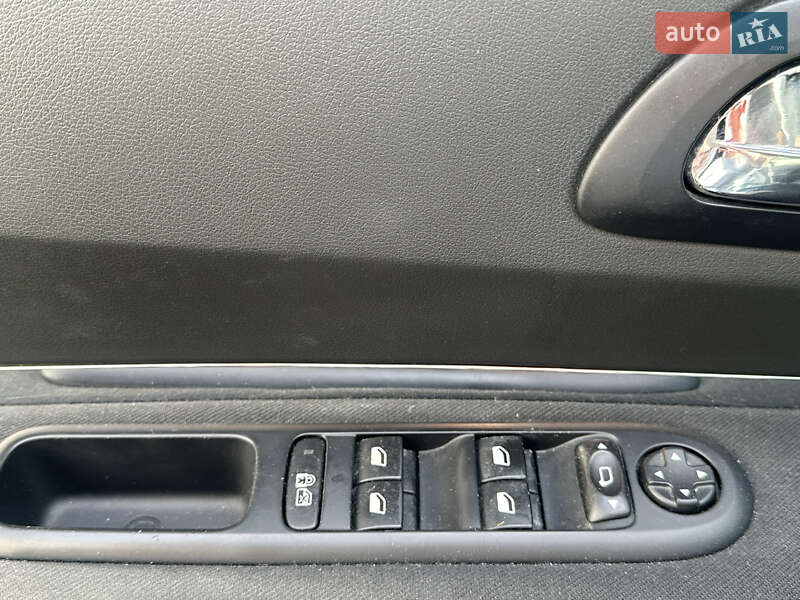 Микровэн Peugeot 5008 2015 в Киеве