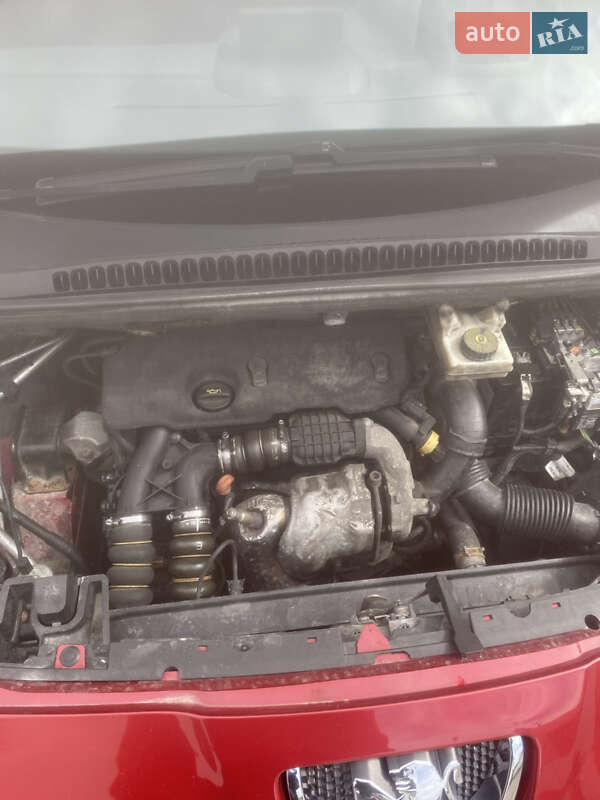 Мікровен Peugeot 5008 2011 в Стрию