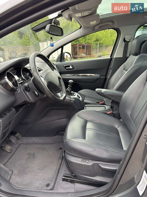Микровэн Peugeot 5008 2015 в Дубно