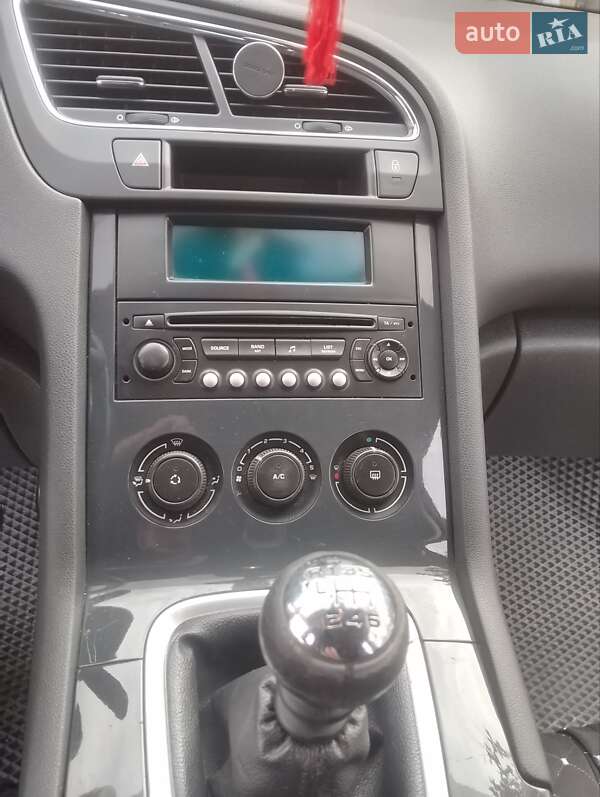 Микровэн Peugeot 5008 2011 в Долине