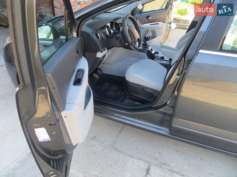 Микровэн Peugeot 5008 2013 в Каменец-Подольском