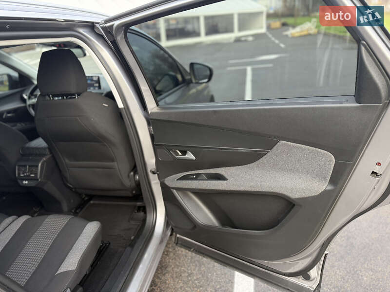 Внедорожник / Кроссовер Peugeot 5008 2017 в Киеве