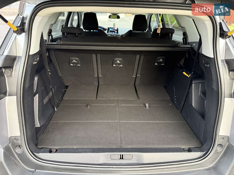 Внедорожник / Кроссовер Peugeot 5008 2017 в Киеве