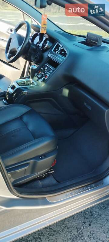 Микровэн Peugeot 5008 2015 в Тальном