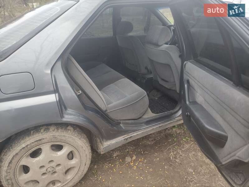 Седан Peugeot 605 1993 в Радивиліві