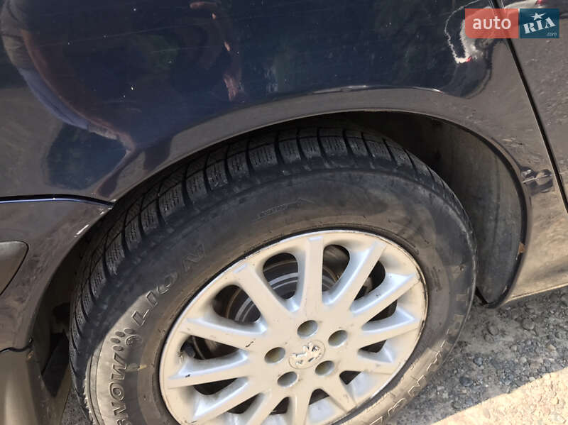 Седан Peugeot 607 2002 в Отинії
