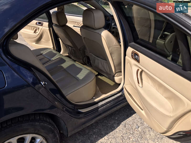 Седан Peugeot 607 2002 в Отинії