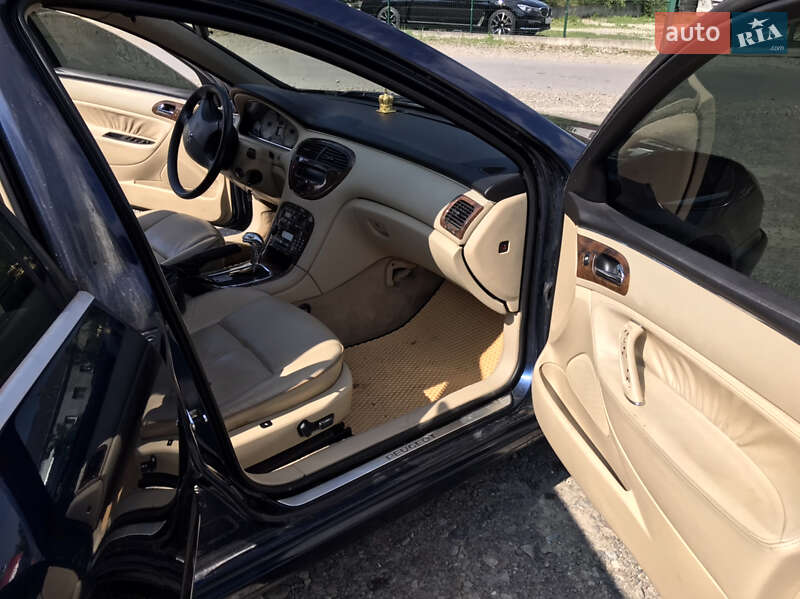 Седан Peugeot 607 2002 в Отинії