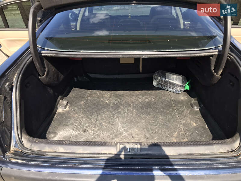 Седан Peugeot 607 2002 в Отинії