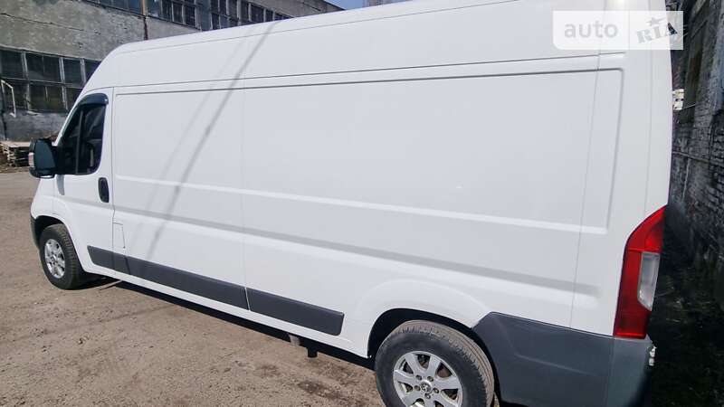 Вантажопасажирський фургон Peugeot Boxer 2015 в Дніпрі