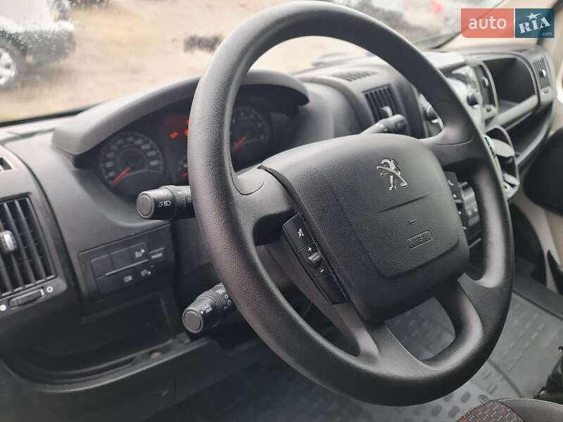 Вантажний фургон Peugeot Boxer 2017 в Рівному