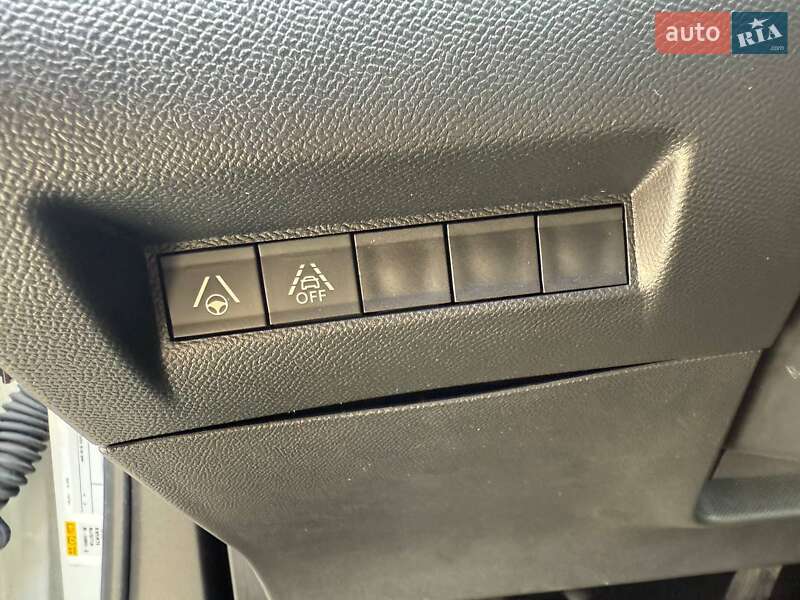 Внедорожник / Кроссовер Peugeot e-2008 2021 в Киеве