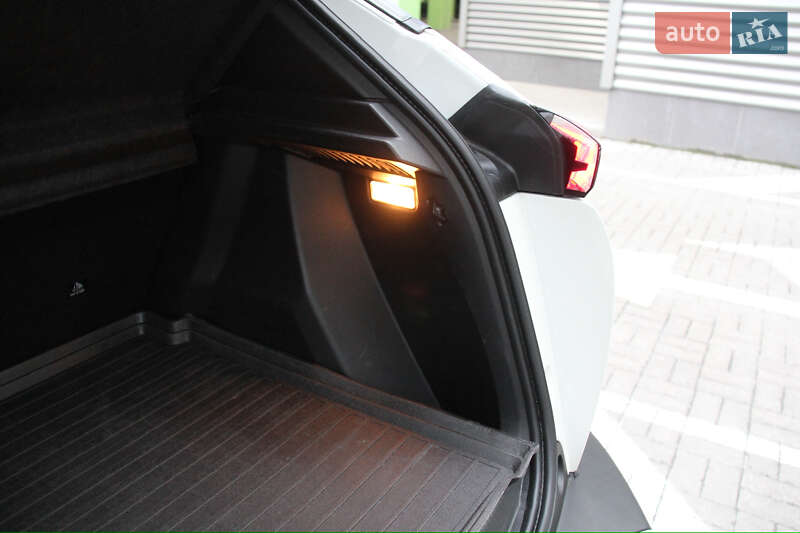 Внедорожник / Кроссовер Peugeot e-2008 2020 в Киеве