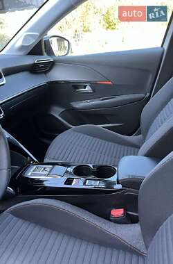 Хэтчбек Peugeot e-208 2022 в 