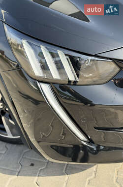 Хетчбек Peugeot e-208 2022 в 