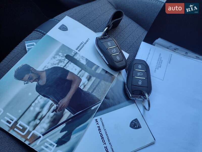 Хетчбек Peugeot e-208 2023 в Дубні