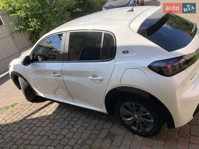 Хэтчбек Peugeot e-208 2021 в Львове