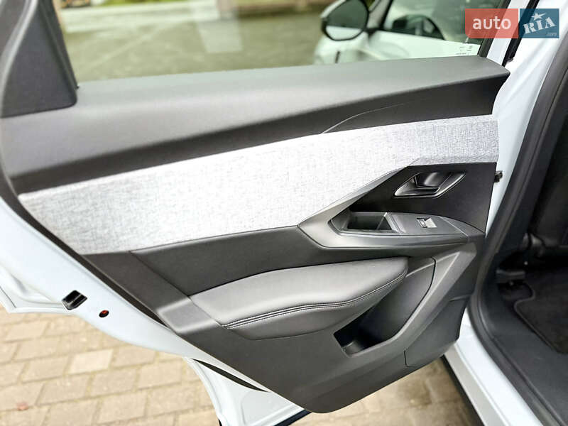 Внедорожник / Кроссовер Peugeot e-3008 2024 в Самборе