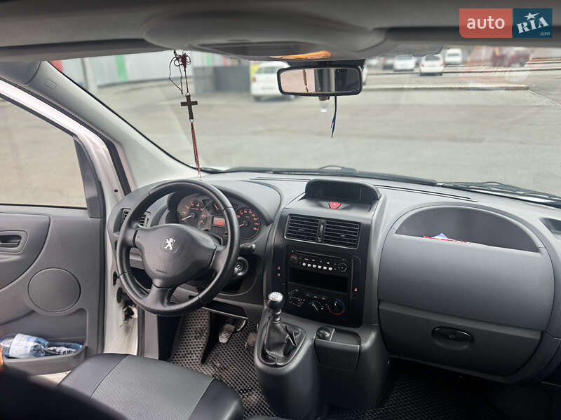 Мінівен Peugeot Expert 2014 в Сваляві