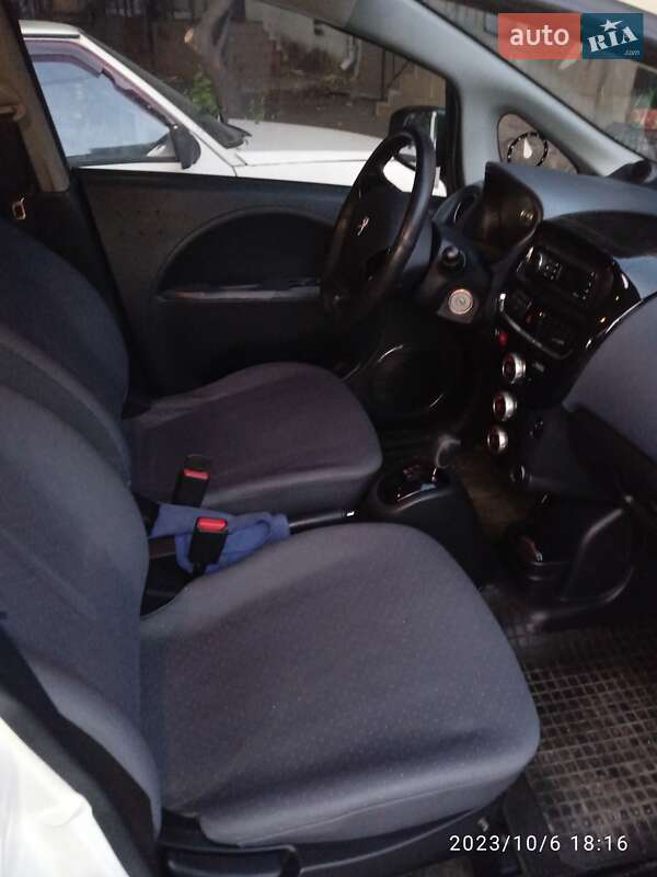 Хетчбек Peugeot iOn 2012 в Запоріжжі
