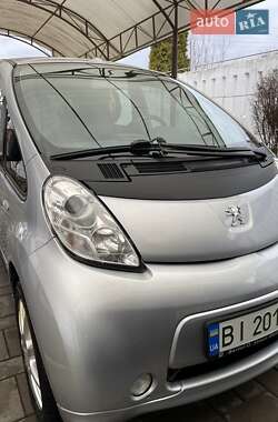 Хэтчбек Peugeot iOn 2014 в 