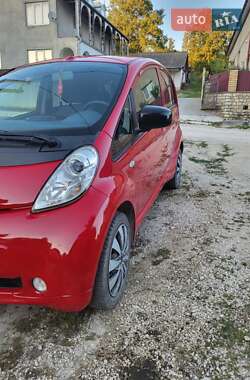 Хэтчбек Peugeot iOn 2011 в 