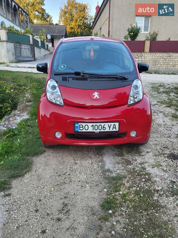 Хэтчбек Peugeot iOn 2011 в 