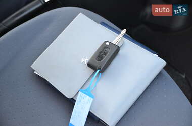 Хэтчбек Peugeot iOn 2013 в 