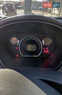 Хетчбек Peugeot iOn 2012 в 