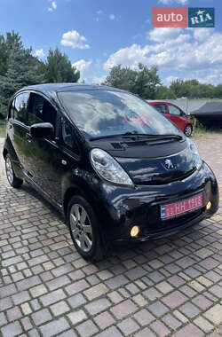 Хэтчбек Peugeot iOn 2012 в 