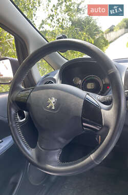 Хэтчбек Peugeot iOn 2012 в 