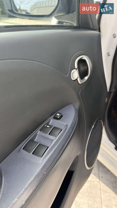 Хетчбек Peugeot iOn 2011 в Ужгороді